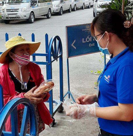 Hơn 200 ổ bánh mì thịt dành tặng cho người nghèo, có hoàn cảnh khó khăn