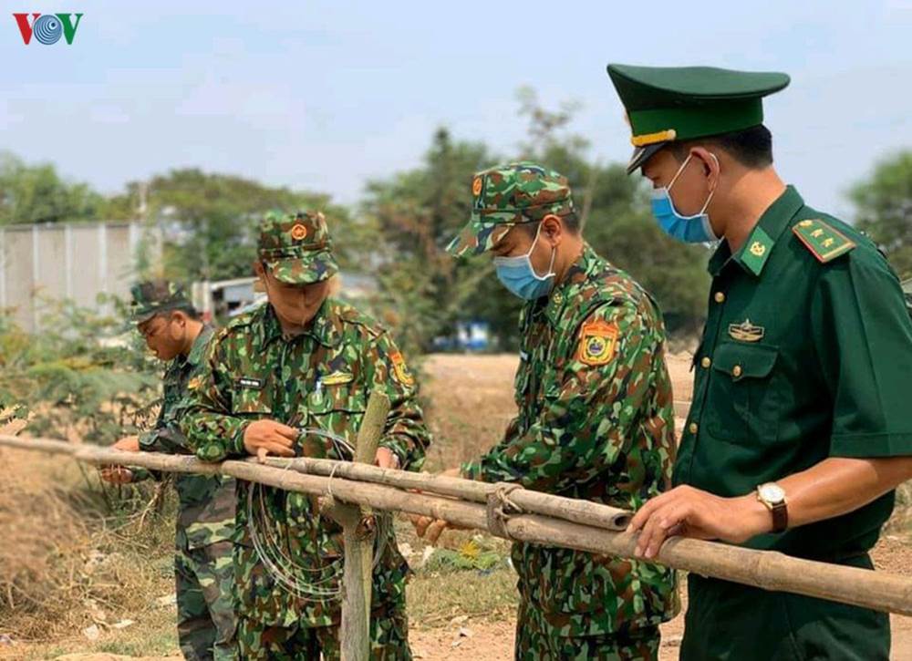 Cán bộ, chiến sỹ Đồn Biên phòng của khẩu Long Bình thành lập các Tổ công tác phòng, chống dịch Covid-19.