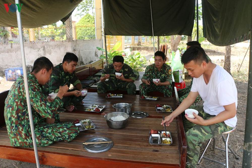 Bữa cơm của cán bộ chiến sỹ ngoài biên giới.