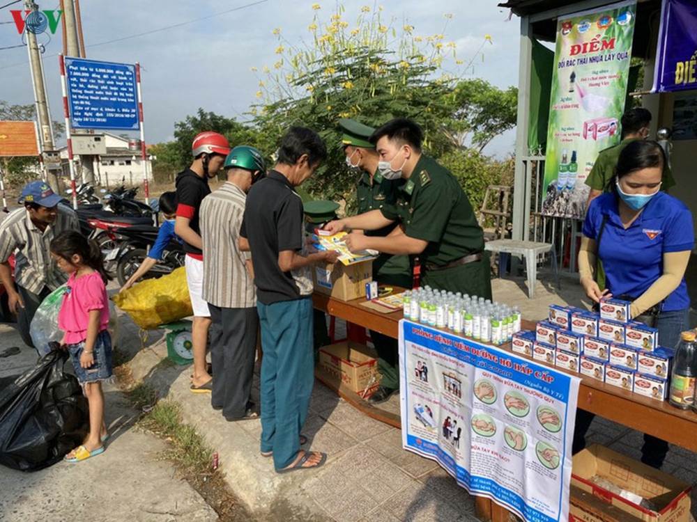 Tuyên truyền cho người dân hiểu phòng chống dịch Covid-19 là nhiệm vụ quan trọng.