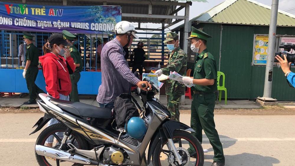 Ngoài kiểm soát chặt chẽ biên giới, cửa khẩu, các đơn vị Bộ đội Biên phòng An Giang còn phát tờ rơi tuyên truyền phòng chống dịch bệnh.