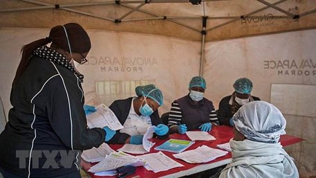  Nhân viên y tế lấy mẫu xét nghiệm COVID-19 tại Johannesburg, Nam Phi, ngày 8/4/2020. (Ảnh: THX/TTXVN)