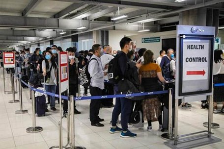 Hành khách xếp hàng chờ đo thân nhiệt và đánh giá sức khỏe tại sân bay Suvarnabhumi ở Bangkok. Ảnh minh họa: AFP.