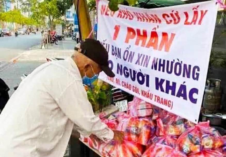 Dịch Covid-19 bùng phát khiến cho cuộc sống của những người nghèo thêm chật vật với gánh nặng mưu sinh. Trong khó khăn, hiện nhiều hành động thiết thực và ý nghĩa. Trong ảnh: Các điểm phát quà từ thiện xuất hiện nhiều tại thành phố Hồ Chí Minh trong những ngày cao điểm chống dịch Covid-19. (ảnh: Hà Nội mới)