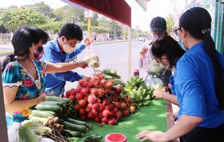 Quầy trái cây “giải cứu nông sản” của Xã Đoàn An Bình góp phần tiêu thụ ổi, nhãn, xoài, chôm chôm... giúp nông dân.