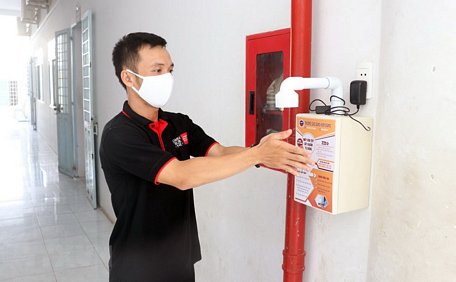 Máy rửa tay sát khuẩn tự động tại Trường Cao đẳng Kiên Giang. (Ảnh: Lê Huy Hải/TTXVN)