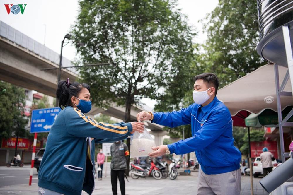 Ngay sau "máy ATM" rút gạo miễn phí đầu tiên tại khu vực Nhà văn hóa phường Nghĩa Tân (quận Cầu Giấy, Hà Nội), những người nghèo, người có hoàn cảnh khó khăn lại có thêm một địa điểm nhận gạo miễn phí tại số 8 Quang Trung, Hà Đông.