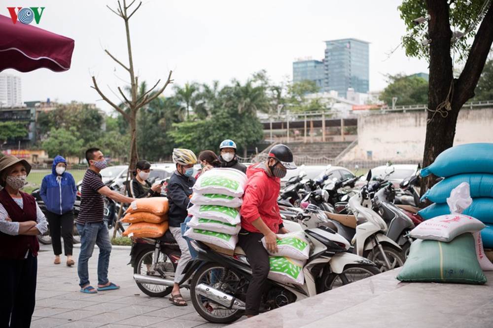  Cũng theo ghi nhận của phóng viên VOV.VN, rất nhiều nhà hảo tâm đã mang gạo đến để đóng góp với chương trình trong ngày 12/4./.