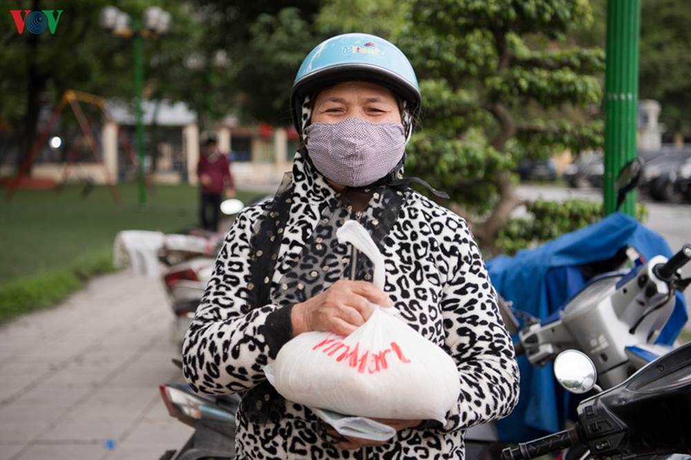 Cô Dung, nhà ở Dịch Vọng chia sẻ: "Tôi biết đến chương trình này nhờ người hàng xóm nói cho, nhận được phần gạo miễn phí này tôi cảm thấy rất vui."