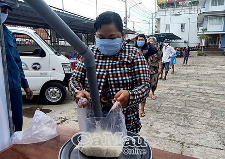  Người dân chạm tay vào nút cảm biến gạo sẽ tự động chảy vào túi ni lông