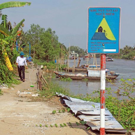 Một điểm sạt lở nguy hiểm dài 100m tại vàm Bà Đồng (ấp Tân Hiệp, xã Tân Bình- Bình Tân).