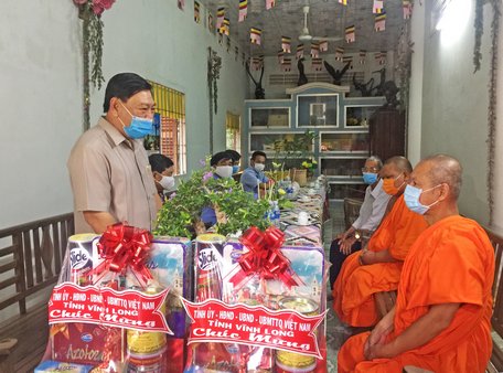 Bí thư Tỉnh ủy- Trần Văn Rón chúc Tết Chol Chnam Thmay tại chùa Hạnh Phúc Tăng. Ảnh: VĂN THỊNH