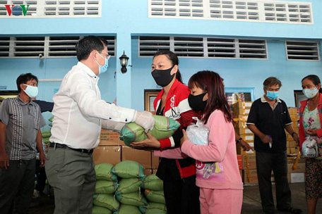 Ông Nguyễn Thanh Dũng - Chủ tịch Câu lạc bộ doanh nghiệp Việt Nam tại Campuchia trao quà cho bà con.