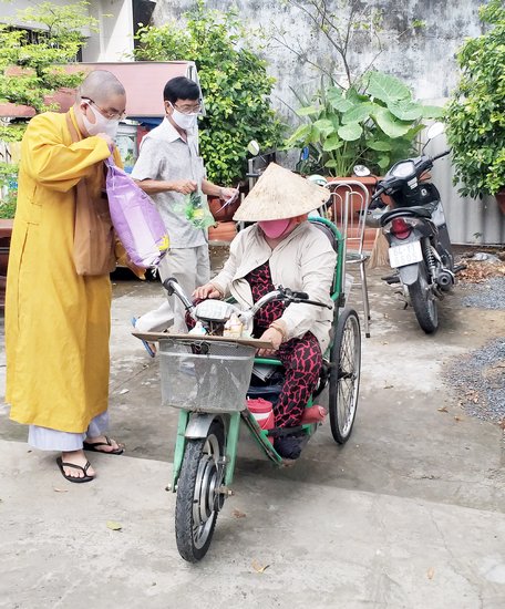 Những phần quà giúp người khuyết tật giảm phần nào khó khăn trong cuộc sống.