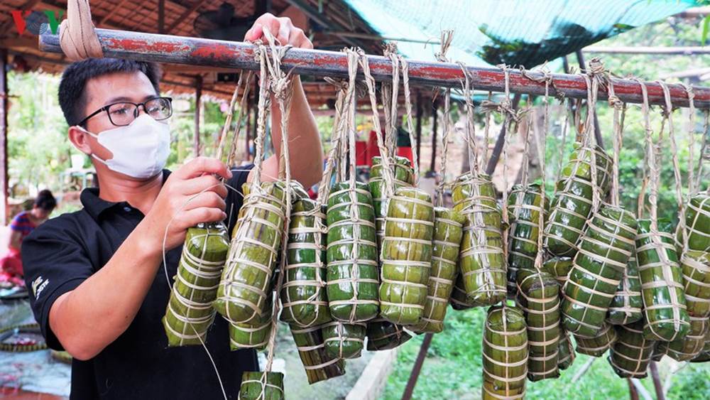 Trong mấy ngày qua, các tập thể và cá nhân đã trao tặng quà trực tiếp ở các chốt dã chiến thuộc Bộ Chỉ huy Bộ đội Biên phòng 2 tỉnh là An Giang và Kiên Giang, mỗi tỉnh gồm: 500 đòn bánh tét, 3.000 khẩu trang, 10 máy đo thân nhiệt, 50 thùng mì gói, 50 lá cờ Tổ quốc...