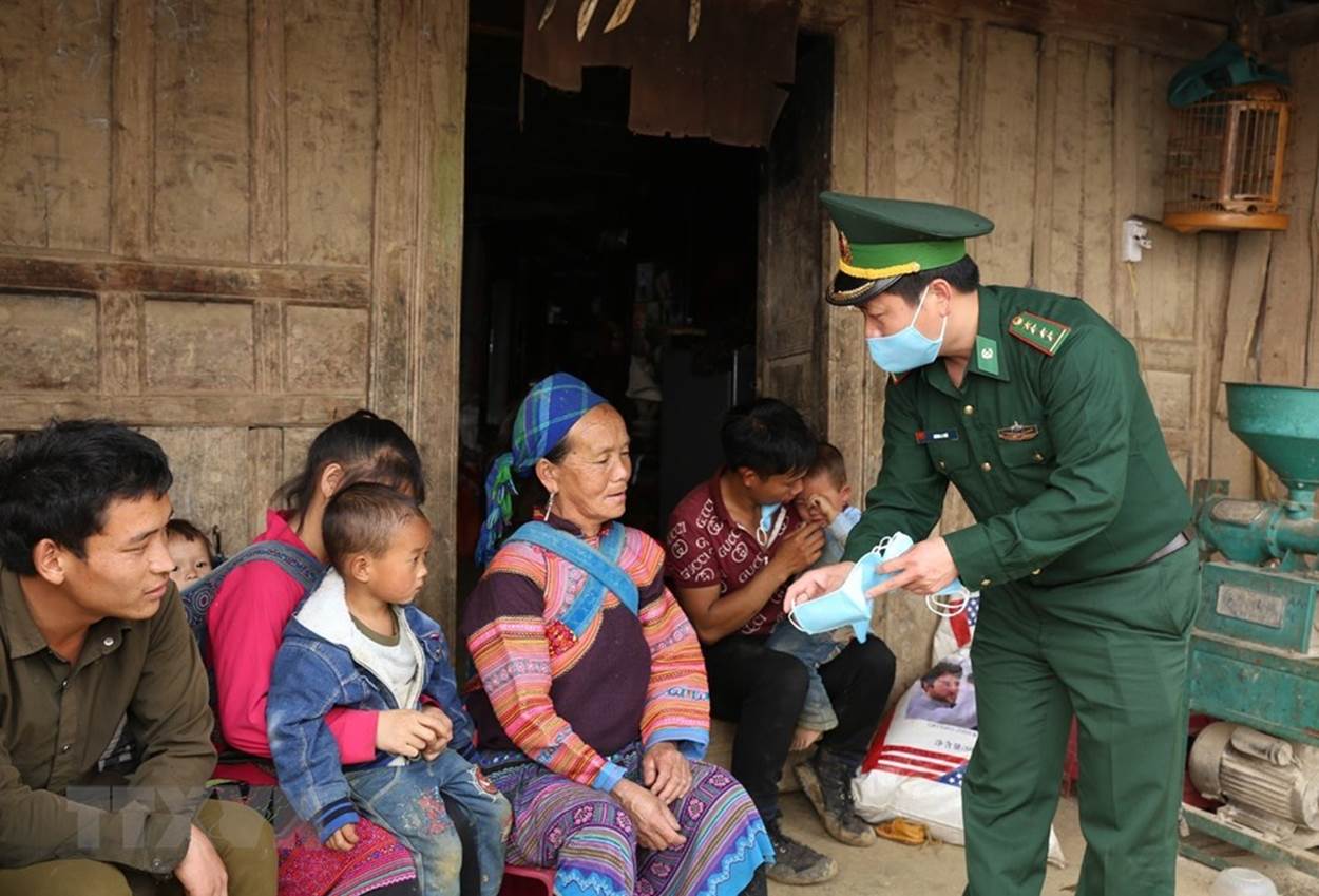  Cán bộ, chiến sỹ Đồn Biên phòng Pha Long, Bộ đội Biên phòng Lào Cai Lào Cai tuyên truyền biện pháp phòng dịch cho đồng bào dân tộc thiểu số. (Ảnh: Dương Giang/TTXVN)