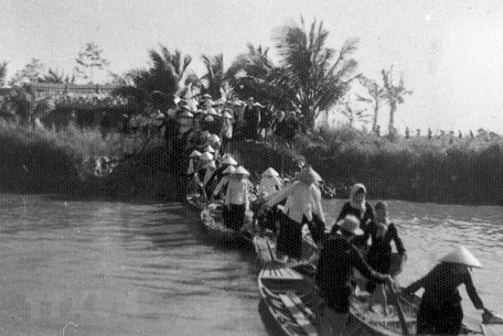 'Đội quân tóc dài ' Bến Tre đi biểu tình đòi Ngụy quyền chấm dứt việc bắt thanh niên đi lính, đòi quân đội Mỹ-Diệm chấm dứt khủng bố. (Ảnh: Tư liệu TTXVN)