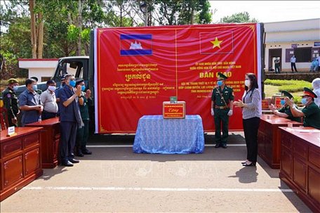 Bàn giao trang thiết bị y tế, hỗ trợ cho tỉnh Mondulkiri (Campuchia) phòng, chống dịch COVID-19. Ảnh: Ngọc Minh/TTXVN