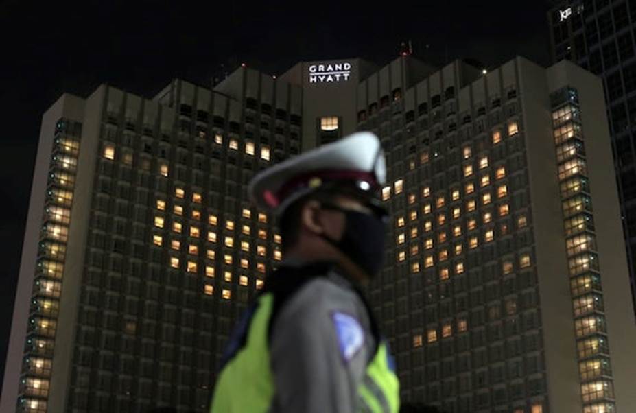 Khách sạn Grand Hyatt ở Jakarta, Indonesia thắp đèn tạo hình trái tim. Ảnh: Getty Images