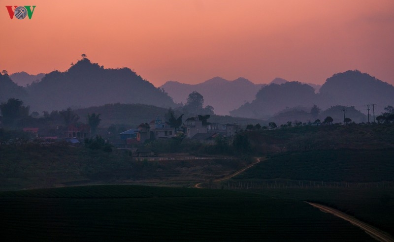 Hoàng hôn mang màu nhớ, gợi biết bao dư tình, hoài niệm, cảm xúc bâng khuâng, xao xuyến trong lòng. Tạm ngưng mọi hoạt động, ngồi lặng ngắm, lắng nghe chiều xuống trên thảo nguyên để thấy sự an yên từ ngay trong cuộc sống, cảnh vật và tâm hồn mình.