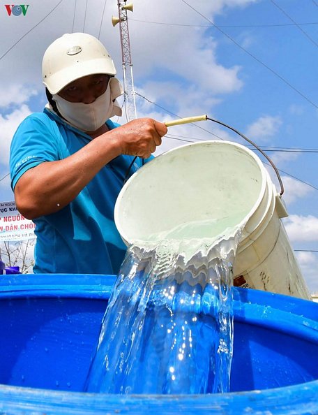 Hết nước mưa là người dân phải mua nước sử dụng.