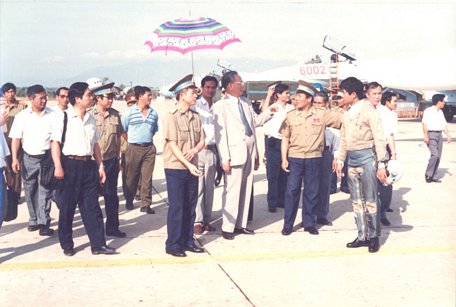 Chủ tịch nước Lê Đức Anh thăm trung đoàn máy bay Tiêm kích-bom SU 27 đầu tiên của Không quân Việt Nam. Người mặc bộ đồ bay là Trung đoàn trưởng Vũ Văn Tuấn (sau là Thượng tướng, Phó Tổng tham muu trưởng QĐND VN). Phi công Vũ Văn Tuấn vừa bay báo cáo Chủ tịch nước trên máy bay SU 27.