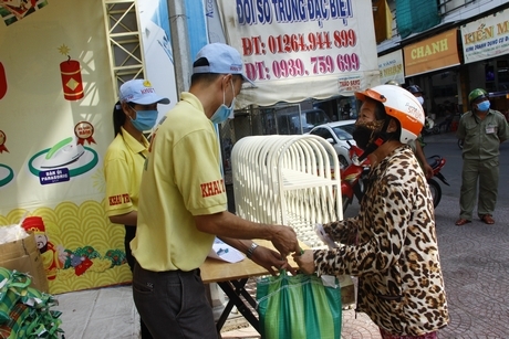 Những túi gạo đầy tình thương được trao đến tay những người nghèo, người gặp khó khăn trong đợt dịch COVID-19.