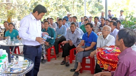 Nhà khoa học hướng dẫn nhà vườn ở xã Thanh Bình (Vũng Liêm) kỹ thuật chăm sóc vườn cây bị nhiễm mặn.