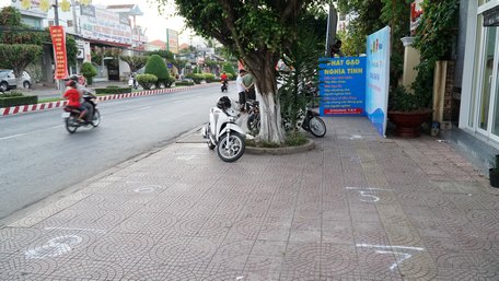  “ATM gạo” đặt tại địa điểm thuận tiện cho người dân đến nhận và được kẻ ô để người dân xếp hàng đúng khoảng cách quy định, đảm bảo an toàn.