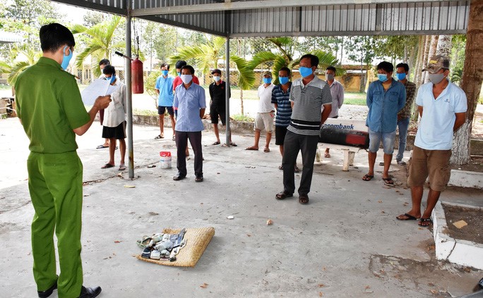 14 đối tượng tham gia đánh bạc dưới hình thức đá gà ăn tiền tại cơ quan công an (Ảnh: Cơ quan công an cung cấp)