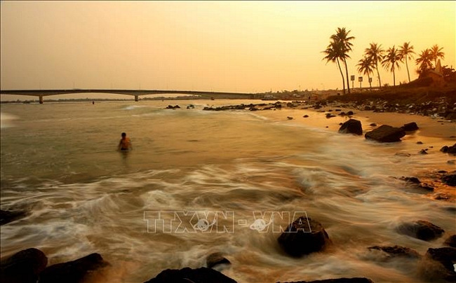 Những bãi đá lấn dài ra biển ở hai bên bãi tắm Cửa Tùng. 