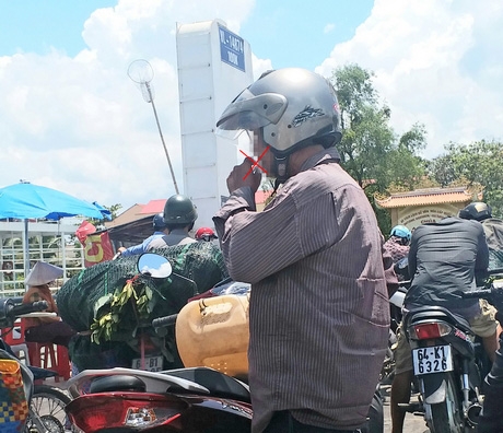 Vô tư hút thuốc trên phà qua Cù lao An Bình.