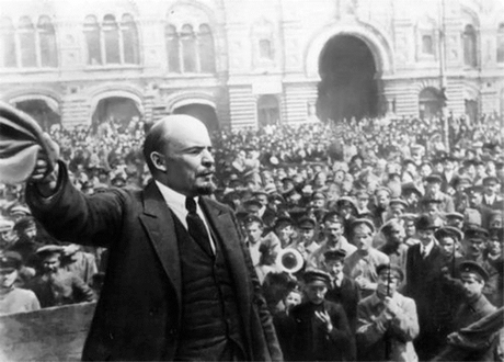 V.I.Lenin đọc diễn văn tại Quảng trường Đỏ ở Moskva trước các đơn vị tham gia khóa huấn luyện quân sự toàn dân, ngày 25/5/1919. Ảnh Tư liệu