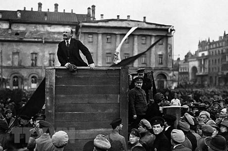 V.I.Lenin đọc diễn văn tại Quảng trường Đỏ ở Moskva trong lễ kỷ niệm một năm ngày Cách mạng Tháng Mười Nga vĩ đại, 7/11/1918.Ảnh: Tư liệu/TTXVN