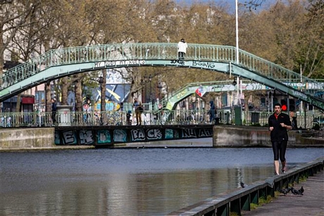 Người dân tập thể dục tại Paris, Pháp. Ảnh: AFP/TTXVN