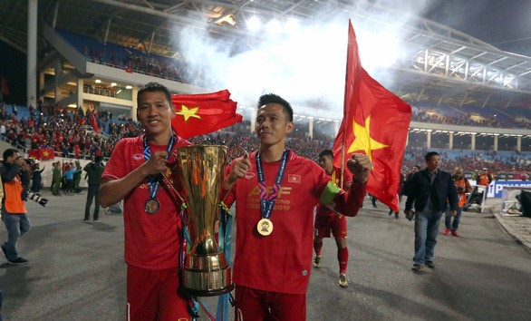 Anh Đức (trái) và Văn Quyết ăn mừng vô địch AFF Cup 2018 - Ảnh: N.K