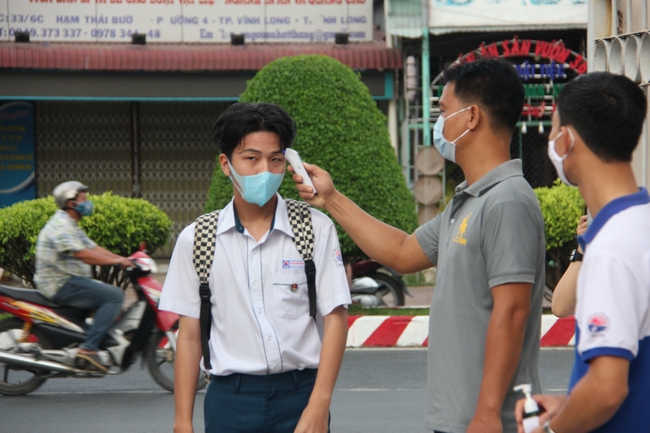 Các trường thực hiện đo thân nhiệt học sinh và cả giáo viên để đảm bảo an toàn trong trường học.