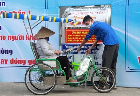 Đoàn viên thanh niên Trà Ôn hỗ trợ bà con tại “ATM gạo”.