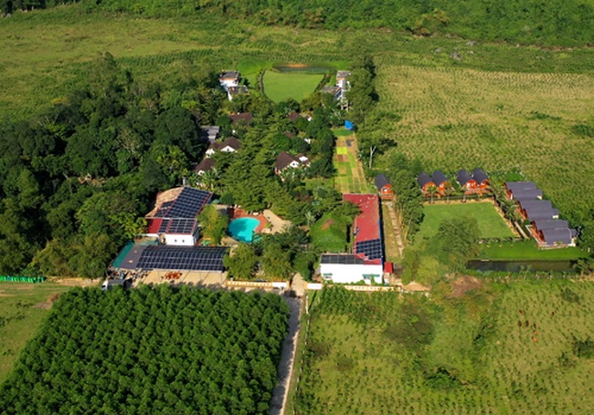 Chày Lập Farmstay được bao phủ bởi rừng và núi, bởi sông và suối, bởi đất và ruộng cùng bốn bề xanh mát và hiếm có nơi nào có một phong cảnh tuyệt đẹp, yên bình như vậy. Đây là nơi bạn có thể trốn sự xô bồ của phố thị và có những trải nghiệm du ngoạn trên sông nước thơ mộng hay một chuyến đạp xe khỏe khoắn và năng động.