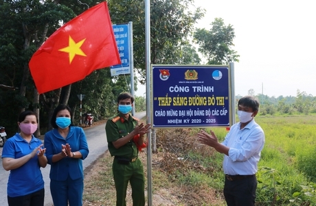 Khánh thành công trình “Thắp sáng đường đô thị” tại thị trấn Long Hồ (Long Hồ).