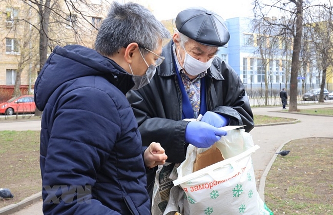 Phóng viên TTXVN trao đổi với Trung tướng phòng không Viktor Filippov.