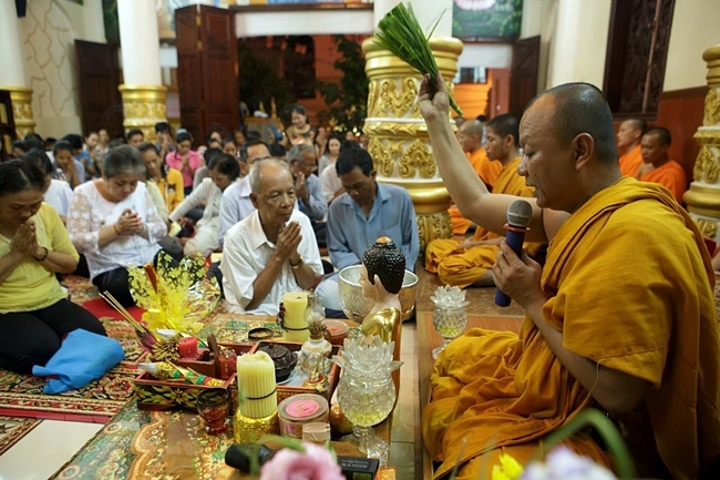 Lễ Sene Dolta, còn được gọi là lễ Xá tội vong nhân là ngày lễ của người Khmer tổ chức để cúng ông bà tổ tiên, diễn ra trong ba ngày từ 29/8 đến 1/9 âm lịch hằng năm. Trong ảnh: Nghi lễ cầu an tại chùa Khmer Pitu Khôsa Răngsây (phường An Cư, quận Ninh Kiều, thành phố Cần Thơ). (Ảnh: Duy Khương/TTXVN)