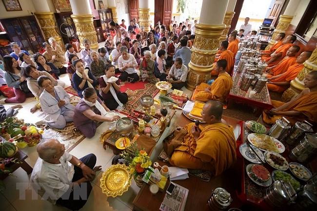  Lễ cầu siêu diễn ra tại chùa Khmer Pitu Khôsa Răngsây (phường An Cư, quận Ninh Kiều, thành phố Cần Thơ). (Ảnh: Duy Khương/TTXVN)