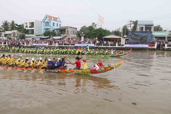 Lễ hội cúng trăng Ok Om Bok là lễ hội của người Khmer, được tổ chức hằng năm vào rằm tháng 10 Âm lịch (15/10). Thông qua lễ hội này, người Khmer bày tỏ lòng biết ơn đến thần Mặt Trăng là vị thần bảo hộ mùa màng mang đến cho người dân Khmer một vụ mùa tốt tươi. Lễ hội này diễn ra ở khắp các tỉnh miền Tây nhưng quy mô lớn nhất là ở Trà Vinh và Sóc Trăng. Trong ảnh: Giải đua ghe Ngo tỉnh Trà Vinh mừng lễ hội Ok Om Bok năm 2019. (Ảnh: Huỳnh Phúc Sơn/TTXVN)