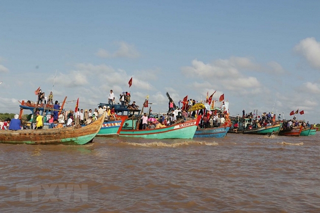 Lễ hội Nghinh Ông là lễ hội có truyền thống đâu đời của ngư dân miền duyên hải và của những người đi biển. Đây là một lễ hội tưởng nhớ công ơn của loài cá voi - vị thần Đại tướng quân Nam Hải đã nhiều lần cứu giúp người dân vượt qua sóng to gió lớn ở ngoài biển khơi. Hằng năm, lễ hội được tổ chức trong vòng ba ngày. Trong ảnh: Lễ hội Nghinh Ông tại vùng biển Lăng Ông Duyên Hải, thuộc xã Vĩnh Thịnh, huyện Hòa Bình, tỉnh Bạc Liêu. (Ảnh: Như Bình/TTXVN)