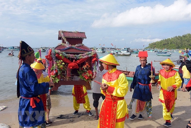 Nghi lễ cung thỉnh các vị thần, cầu an, cầu siêu, lễ chánh tế Nam Hải Đại Tướng Quân tại Lễ hội Nghinh Ông ở Kiên Giang. (Ảnh: Lê Sen/TTXVN)