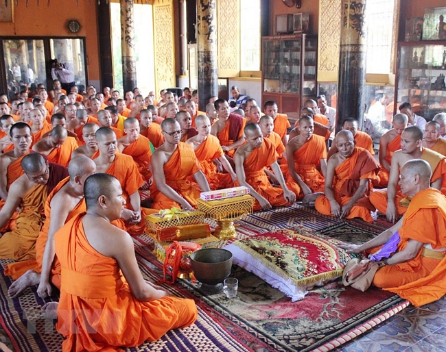 Lễ hội Kathina hay còn gọi là lễ dâng bông, dâng y cà sa của người dân Khmer tỉnh Sóc Trăng được tổ chức sau ba tháng an cư kiết hạ và theo quy định của Phật giáo Nam tông Khmer. Vào những ngày này người dân nơi đây nô nức tổ chức lễ hội với mong muốn phum, sóc nơi này được bình yên, gia đình hạnh phúc, mùa màng bội thu. Trong ảnh: Đồng bào Khmer Sóc Trăng thành kính dâng những áo cà sa, các vật dụng dành cho chư tăng. (Ảnh: Chanh Đa/TTXVN)