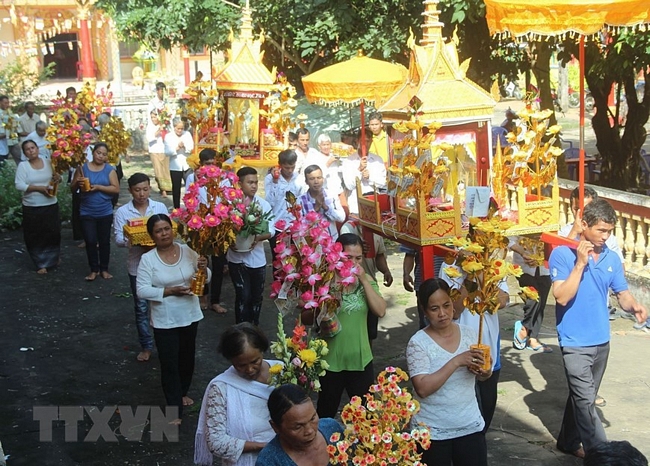 Lễ hội Kathina hay còn gọi là lễ dâng bông, dâng y cà sa của người dân Khmer tỉnh Sóc Trăng được tổ chức sau ba tháng an cư kiết hạ và theo quy định của Phật giáo Nam tông Khmer. Vào những ngày này người dân nơi đây nô nức tổ chức lễ hội với mong muốn phum, sóc nơi này được bình yên, gia đình hạnh phúc, mùa màng bội thu. (Ảnh: Chanh Đa/TTXVN)