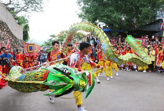 Lễ hội Bà Chúa Xứ còn gọi là Vía Bà được diễn ra ở miếu Bà, tọa lạc tại chân Núi Sam, thành phố Châu Đốc, tỉnh An Giang. Hằng năm, lễ được tổ chức vào ngày 23-4 đến 27-4 âm lịch nhưng ngày Vía Bà chính là ngày 25-4. (Ảnh: Công Mạo/TTXVN)