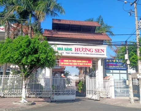 Các doanh nghiệp, cơ sở sản xuất kinh doanh thực hiện nghiêm quy định giãn cách xã hội, tạm ngưng các dịch vụ, kinh doanh không cần thiết.